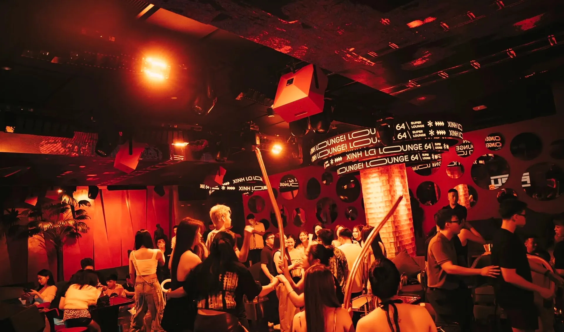 Căn phòng đỏ và tường ốp đĩa tròn tại Xính Lounge